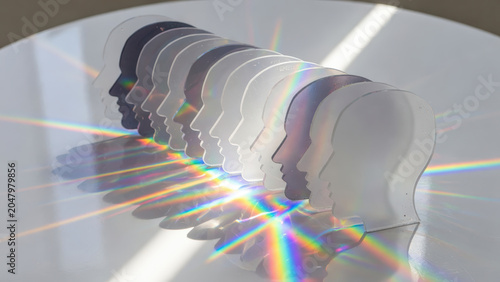 Concetto di diversità mentale e percezione con profili in vetro e arcobaleno