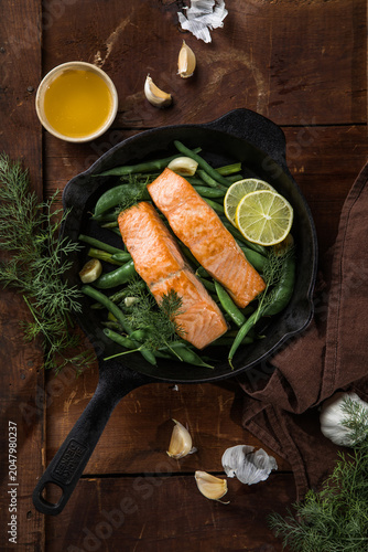 Grilled salmon wich green beans, lemon and herbs