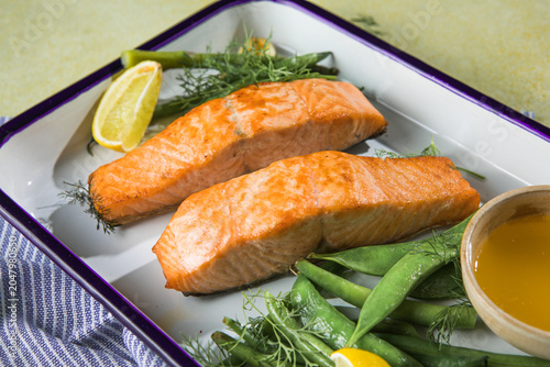 Grilled salmon wich green beans, lemon and herbs
