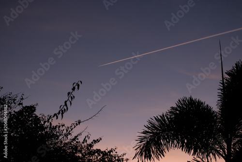 rastro de avião no por-do-sol