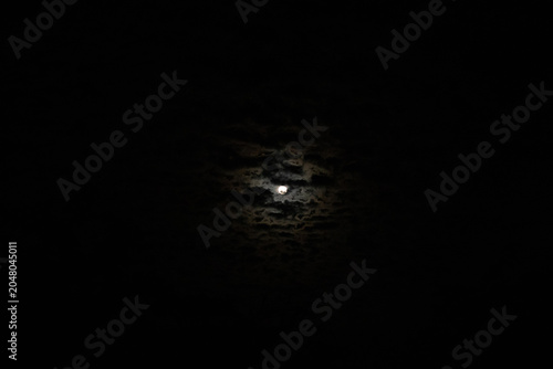 lua cheia atrás das nuvens