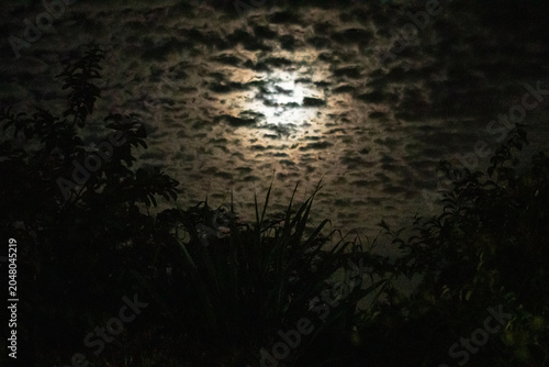 lua cheia atrás das nuvens