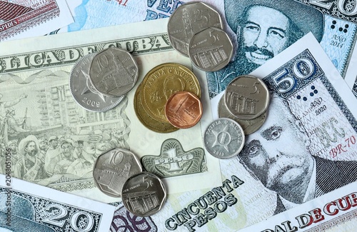 Canvastavla Cuban peso money banknotes and coins on table