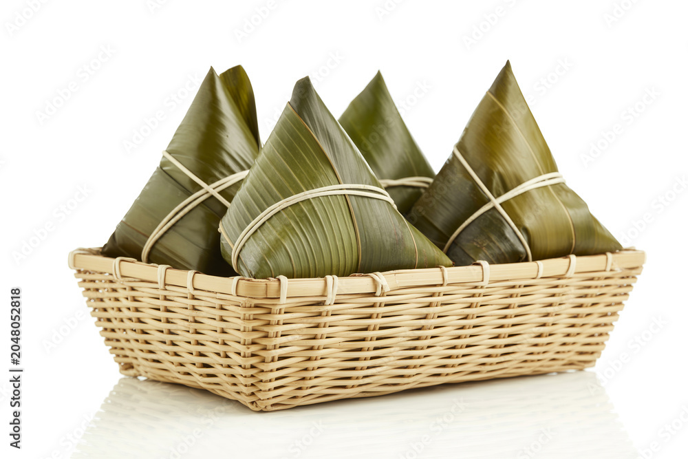 Obraz premium Zongzi sticky rice dumplings in wicker basket with dumplings, traditional