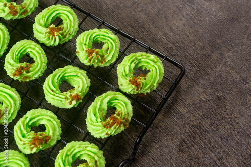 Fotografía Kue sagu pandan keju, delicious ring shaped green pandan cookies with brown suga