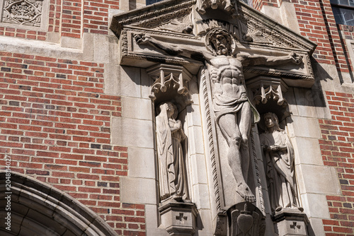 Foto statue of Jesus on the cross outside of The Church of Saint Catherine of Siena,