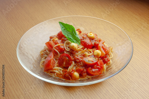 トマトとモッツァレラチーズの冷製カッペリーニ レストランの夏ランチ | Cold Tomato and Mozzarella Pasta for Summer Restaurant Lunch
