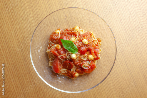 トマトとモッツァレラチーズの冷製カッペリーニ レストランの夏ランチ | Cold Tomato and Mozzarella Pasta for Summer Restaurant Lunch