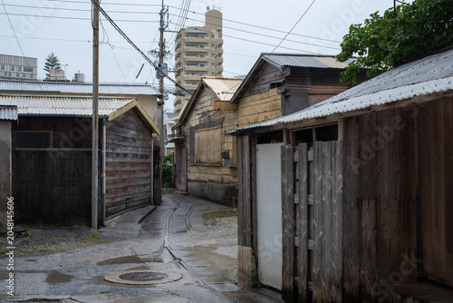 Canvastavla 雨で暗く路面が濡れた古い倉庫の路地裏の通路