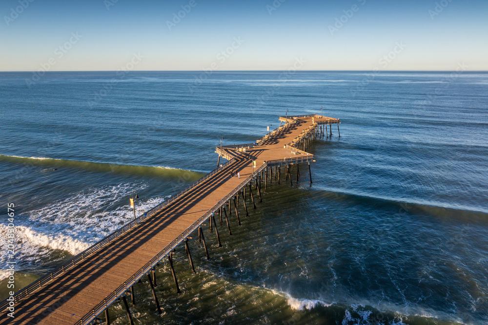 Obraz premium Aerial view of the boardwalk along the beach in Pismo Beach, California, USA.