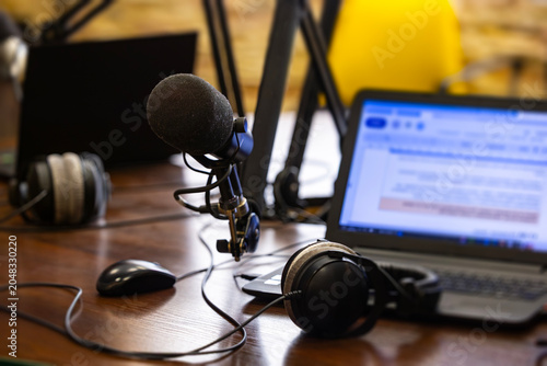 Foto Audio recording equipment and computer peripherals arranged on a wooden table, p