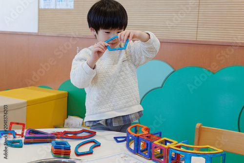 知育玩具で遊ぶ子供