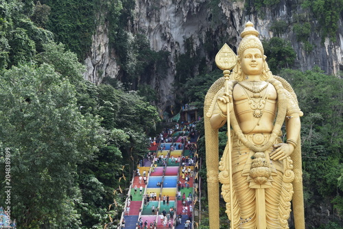 Canvas Print Majestic limestone formations and hindu shrine at Batu Caves, famous cultural la