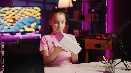 Foto Kid content creator being sponsored by partnering brand to do unboxing video on her online channel