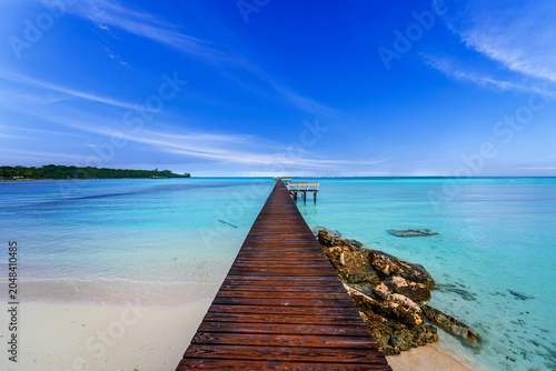Obraz na płótnie Long wooden pier stretching into crystal-clear turquoise waters in Cherokee, Abaco, Bahamas