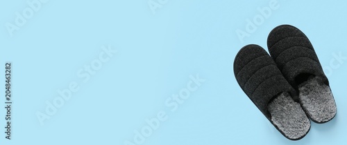 Cozy black house slippers w...