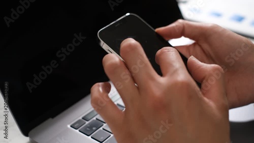 スマホを触るビジネスマンの手元