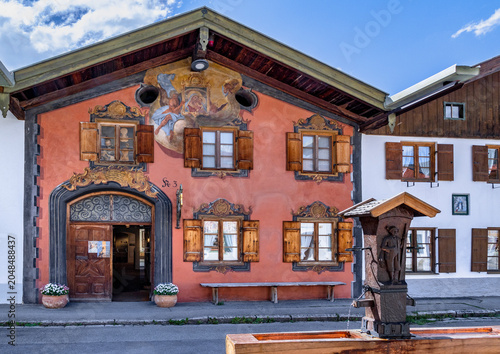 Geigenbaumuseum und Historische Häuser mit Lüftlmalerei in Mittenwald, Werdenfelser Land, Oberbayern, Bayern, Deutschland