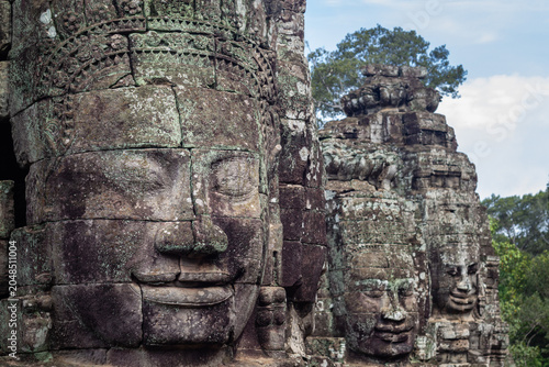 Foto Close up view of the giant smiling stone faces of Avalokiteshvara at the ancient