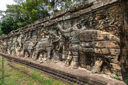 Canvastavla Detailed bas-relief sculptures along the Terrace of the Elephants at the Angkor