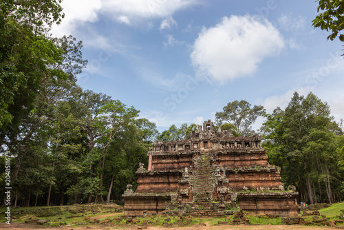 Canvastavla Wide view of the ancient Phimeanakas tiered stone pyramid temple inside the wall