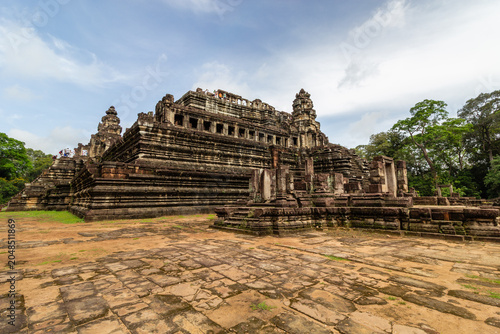 Obraz na plátně Wide view of the monumental Baphuon sandstone temple mountain structure within t