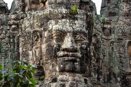 Foto Majestic stone face carved into the historic South Gate structure of the ancient