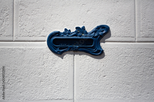 Fotografie Boite au lettre art nouveau en métal sur un mur de maison
