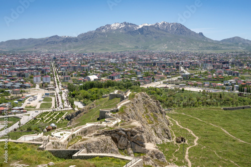 Foto A landscape view of the predominantly Kurdish city of Van in the Eastern region of Turkey, located on the shores of Lake Van seen from the ancient castle fortifications of Van Kalesi, Turkey