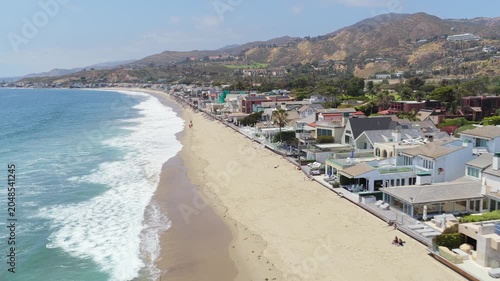 Malibu luxury real estate with oceanfront homes and sandy beach, exclusive beachfront properties and Pacific Ocean waves along Southern California coastline