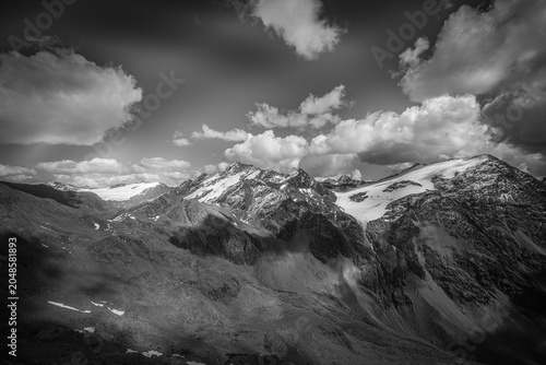 Foto Black and white alpine panorama with valleys, peaks and glaciers in the Palla Bi
