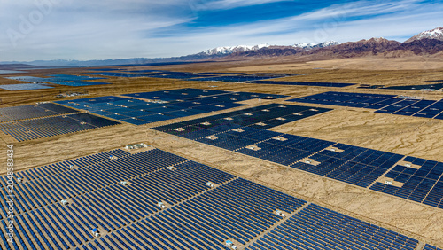 Foto National Geographic | Solar PV Matrix on Gobi Wasteland, Delingha, Qinghai, Chin