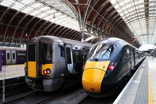 ロンドン・パディントン駅に停車する特急列車