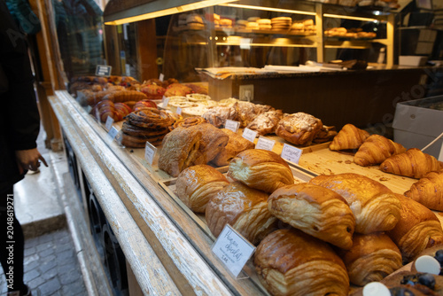Foto bakery shop window with baked goods