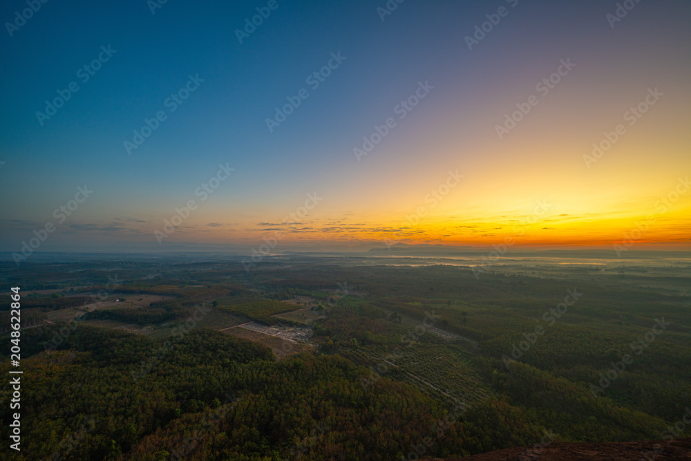 Naklejka premium Morning light bathes the sandstone ridge in gold as visitors admire the horizon, their dark silhouettes contrasting beautifully with the expansive natural scenery.