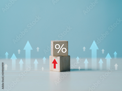 Canvastavla The concept of financial interest rates and mortgage interest rates is represented by wooden blocks with percentage symbols and upward-pointing arrows