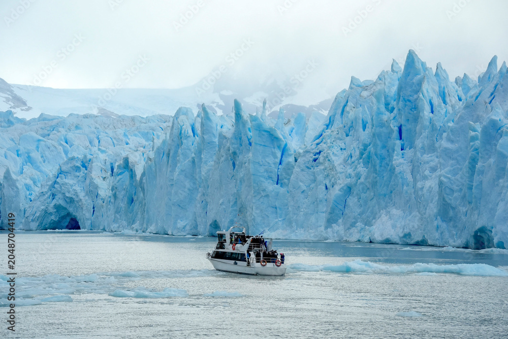 Obraz premium boat at Spegazzini glacier argentina view huge panorama