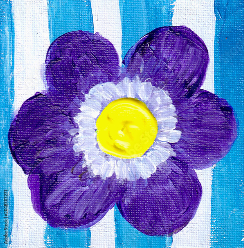 Grande fiore viola su righe bianche e azzurre, dipinto su tela