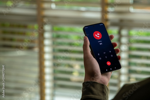 Foto Man calling emergency number 911 for crisis situation