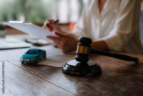 A hammer on the desk, legal documents, and claims for compensation symbolize justice, responsibility, accident disputes, legal judgments, compensation, and professional legal representation.