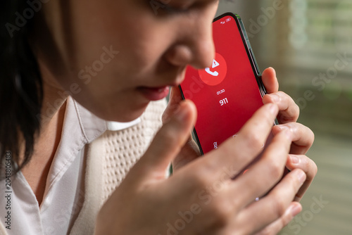 Fotografia Woman calling emergency number 911 for crisis situation