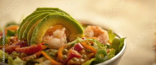 Obraz  z motywem Tangy avocado and shrimp combined with crunchy mixed vegetables salad