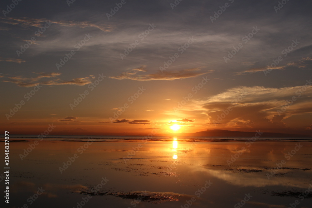 Obraz premium Beautiful tranquil seascape during twilight dawn, orange golden light on the horizon.