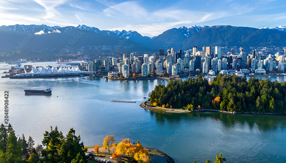 Obraz premium Vancouver cityscape with Stanley Park and snow-capped mountains on a clear autumn day