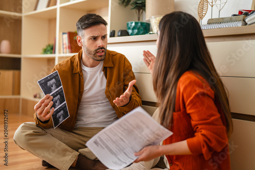 Fotografía Couple having a difficult conversation about unexpected pregnancy