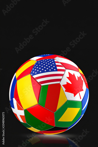Balón de fútbol con banderas de distintos países sobre fondo negro, concepto de deporte internacional, competición mundial de futbol, diversidad cultural y la unión mundial