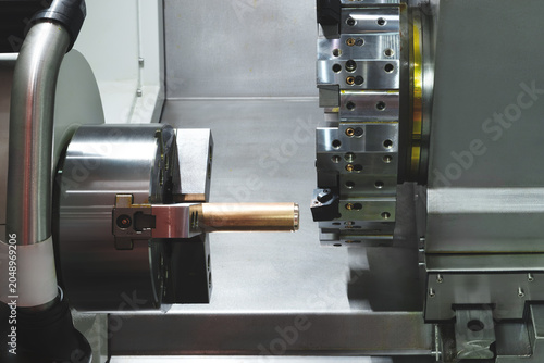 Tableau sur toile Metal rod spins precisely between lathe chuck jaws