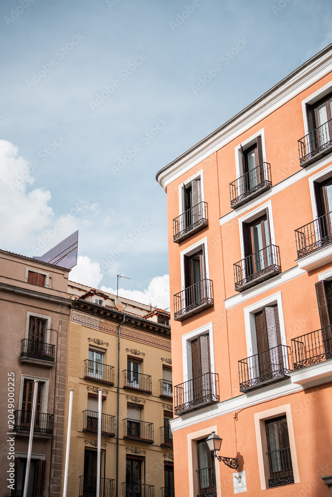 Obraz premium Madrid, Spain in Spring with lush gardens, architecture, and historic unesco sites.