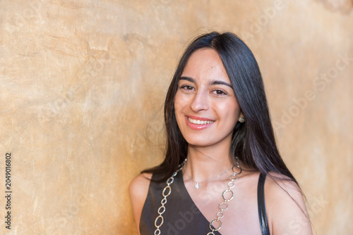 Mujer joven europea española de 22 años morena y modelo de pelo largo, Young 22-year-old European Spanish brunette model with long hair, Junge spanische europäische 22-jährige brünette Frau mit langen