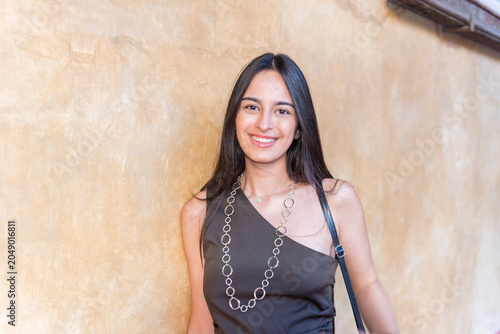 Mujer joven europea española de 22 años morena y modelo de pelo largo, Young 22-year-old European Spanish brunette model with long hair, Junge spanische europäische 22-jährige brünette Frau mit langen